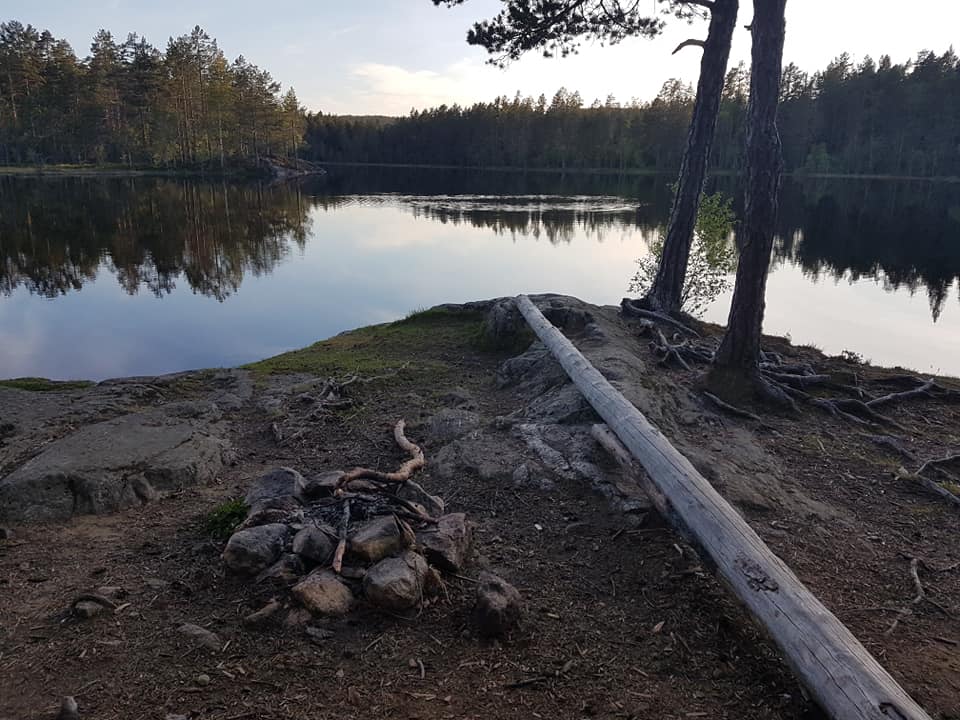 Fin rogivande plats med grillplats vid Ottsjön
